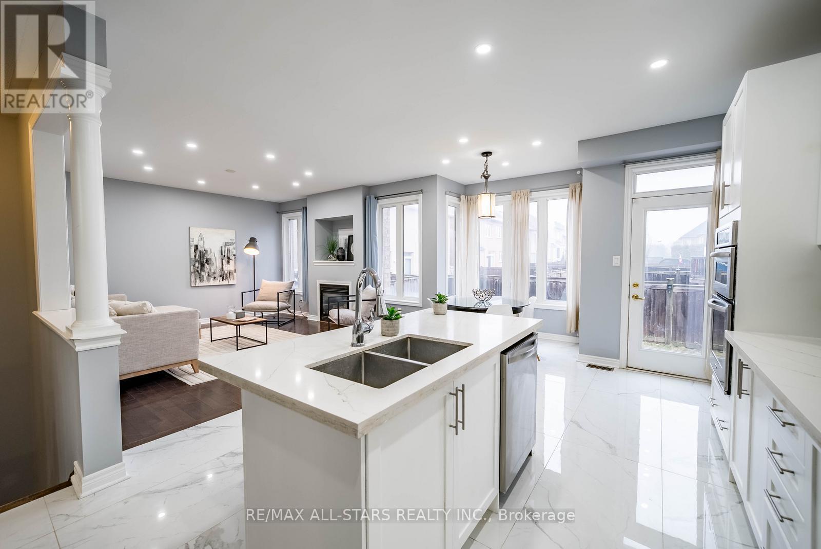 138 Yakefarm Boulevard, Whitchurch-Stouffville, Ontario  L4A 0R8 - Photo 10 - N12880030