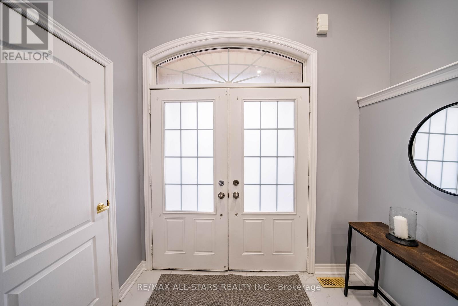 138 Yakefarm Boulevard, Whitchurch-Stouffville, Ontario  L4A 0R8 - Photo 3 - N12880030