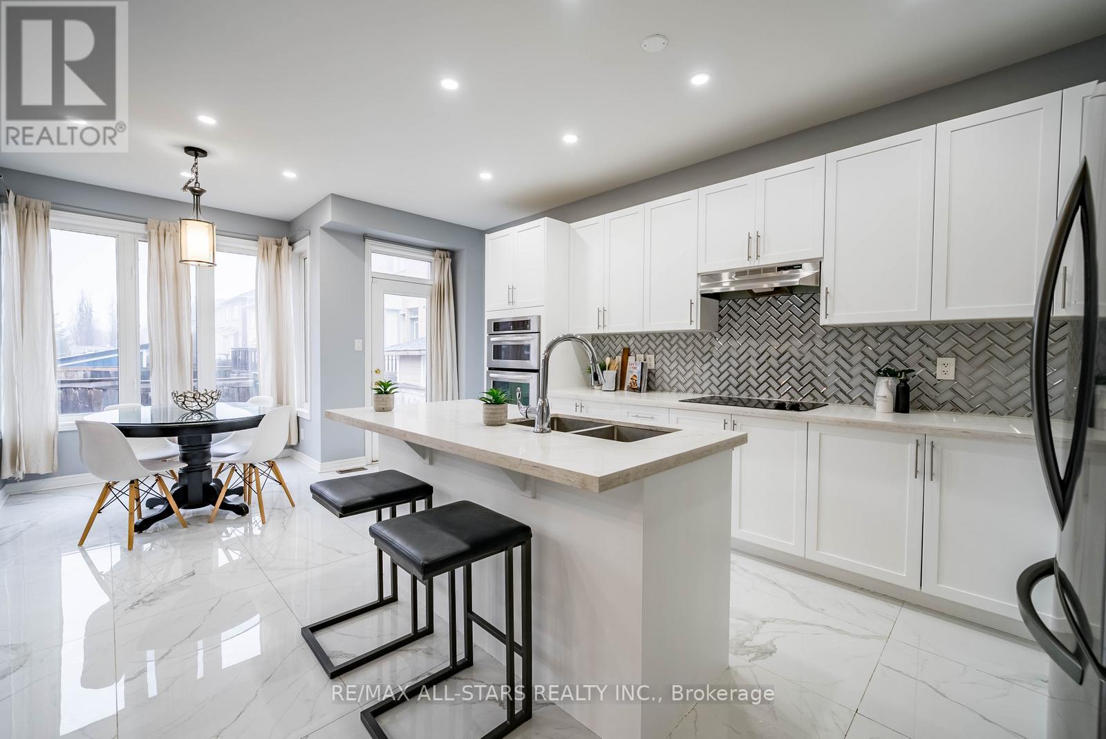 138 Yakefarm Boulevard, Whitchurch-Stouffville, Ontario  L4A 0R8 - Photo 6 - N12880030