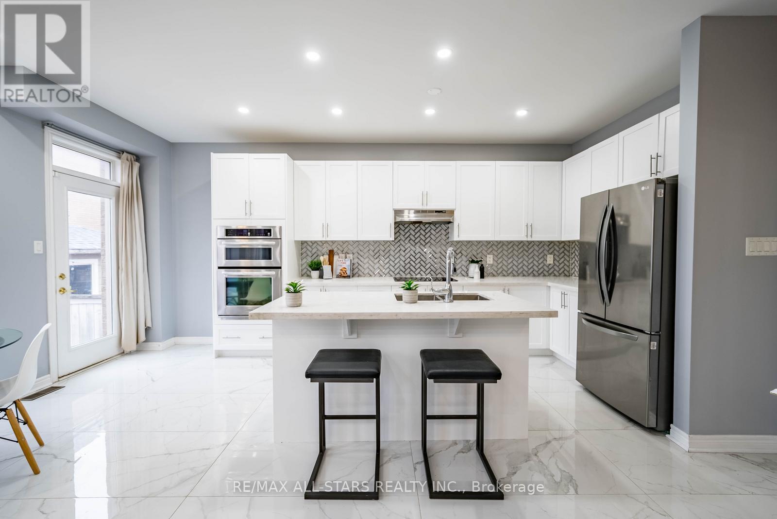 138 Yakefarm Boulevard, Whitchurch-Stouffville, Ontario  L4A 0R8 - Photo 8 - N12880030