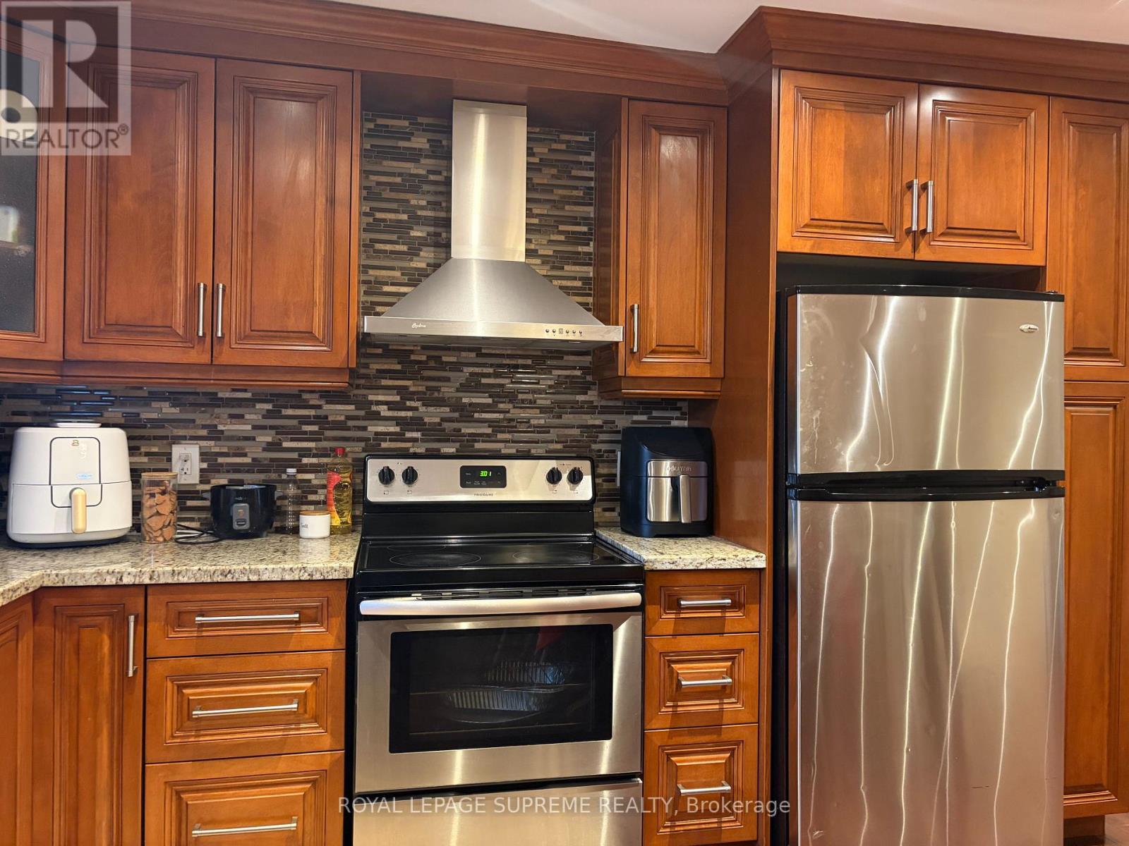 529 Rogers Road S, Toronto, Ontario  M6M 1B4 - Photo 13 - W12925208