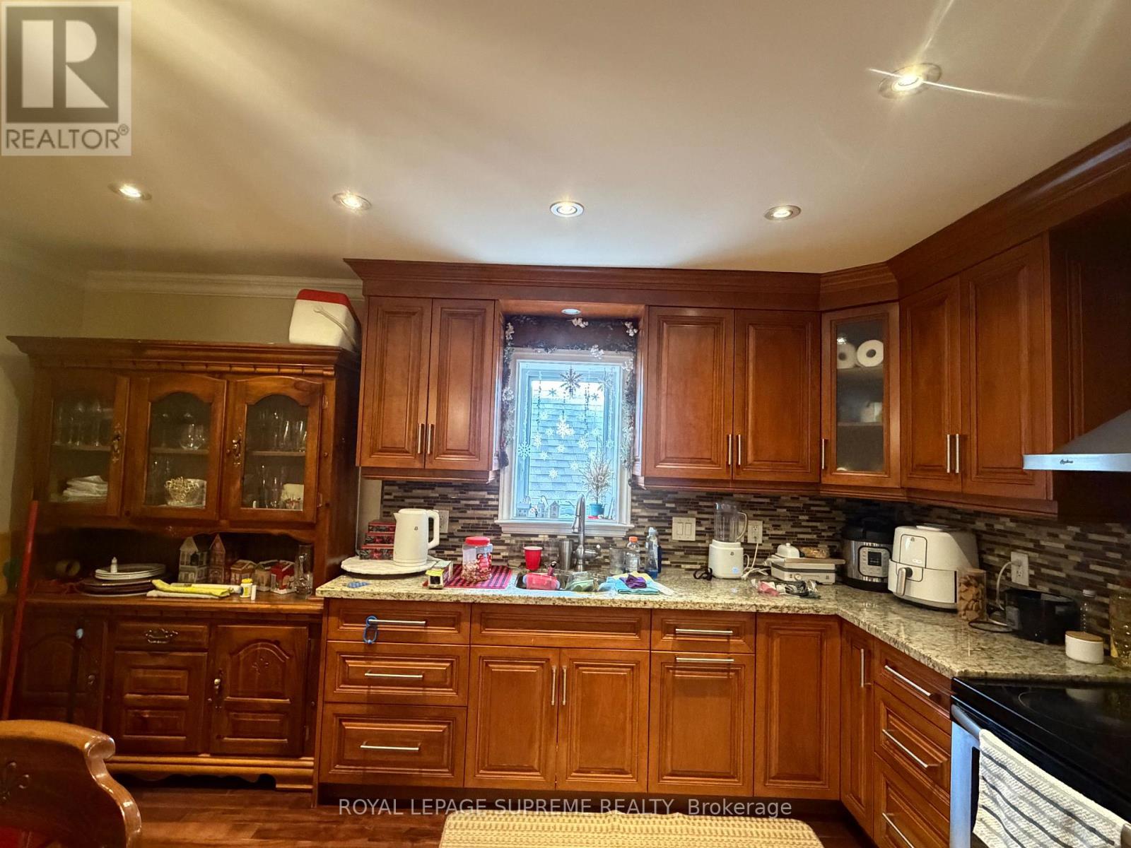 529 Rogers Road S, Toronto, Ontario  M6M 1B4 - Photo 14 - W12925208