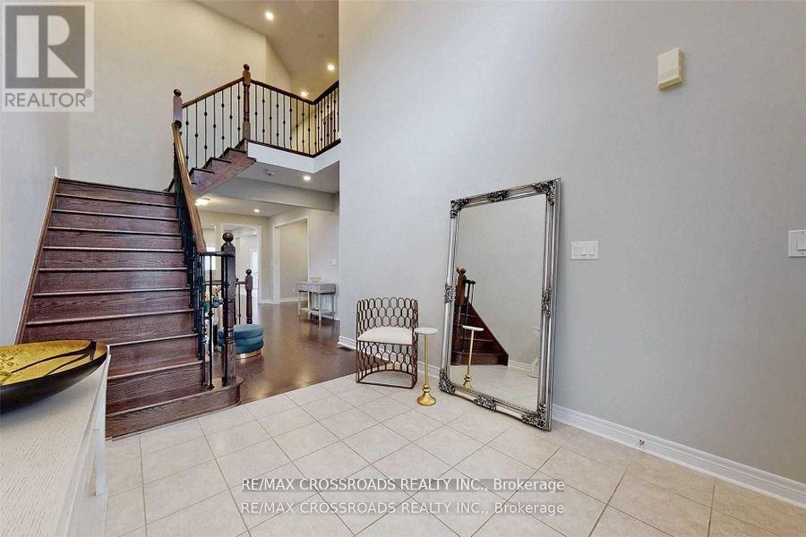 62 Romanelli Crescent, Bradford West Gwillimbury (Bradford), Ontario  L3Z 0X7 - Photo 2 - N12925466