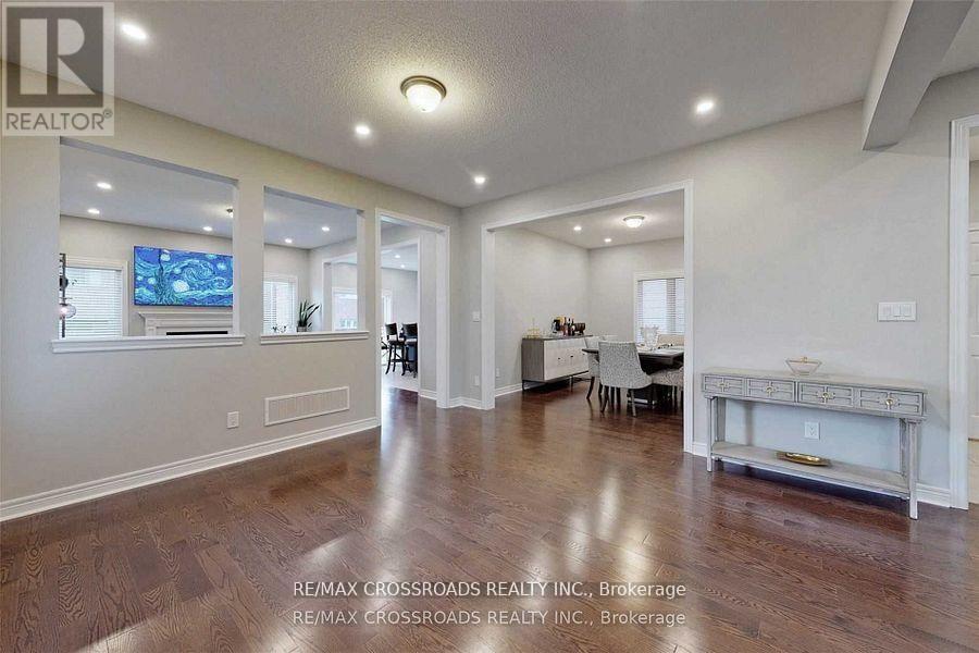 62 Romanelli Crescent, Bradford West Gwillimbury (Bradford), Ontario  L3Z 0X7 - Photo 4 - N12925466