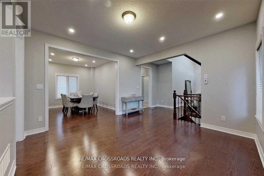 62 Romanelli Crescent, Bradford West Gwillimbury (Bradford), Ontario  L3Z 0X7 - Photo 5 - N12925466