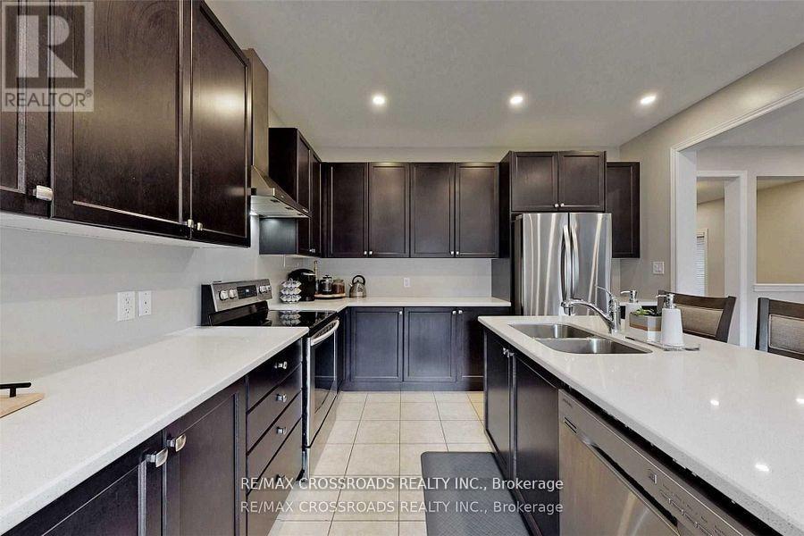 62 Romanelli Crescent, Bradford West Gwillimbury (Bradford), Ontario  L3Z 0X7 - Photo 8 - N12925466