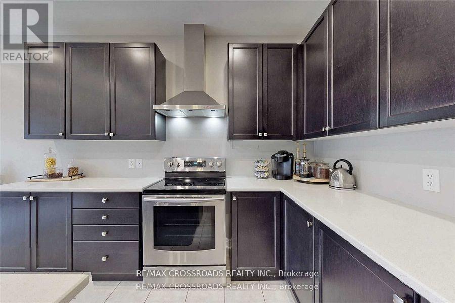 62 Romanelli Crescent, Bradford West Gwillimbury (Bradford), Ontario  L3Z 0X7 - Photo 9 - N12925466