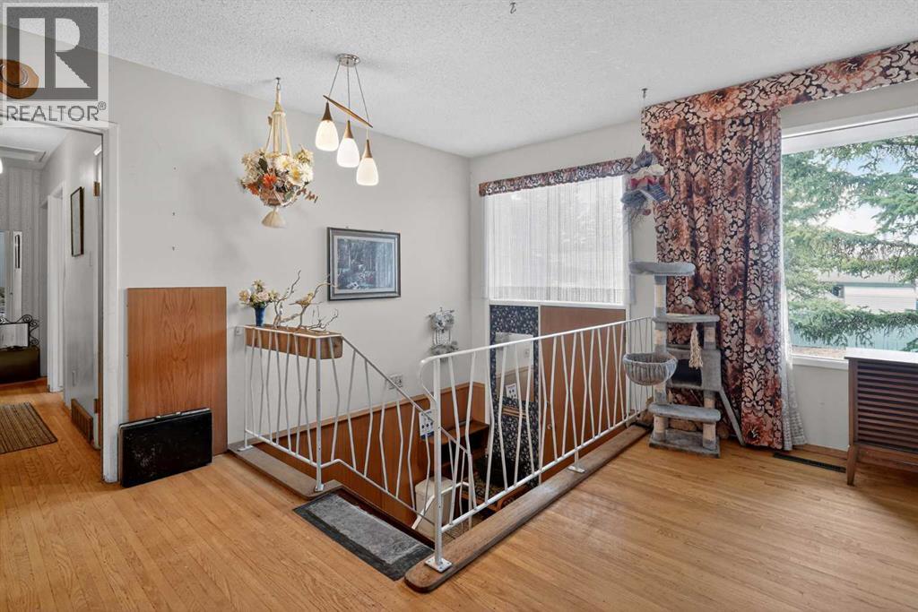 4911 Vanguard Road Nw, Calgary, Alberta  T3A 0R5 - Photo 3 - A2292340