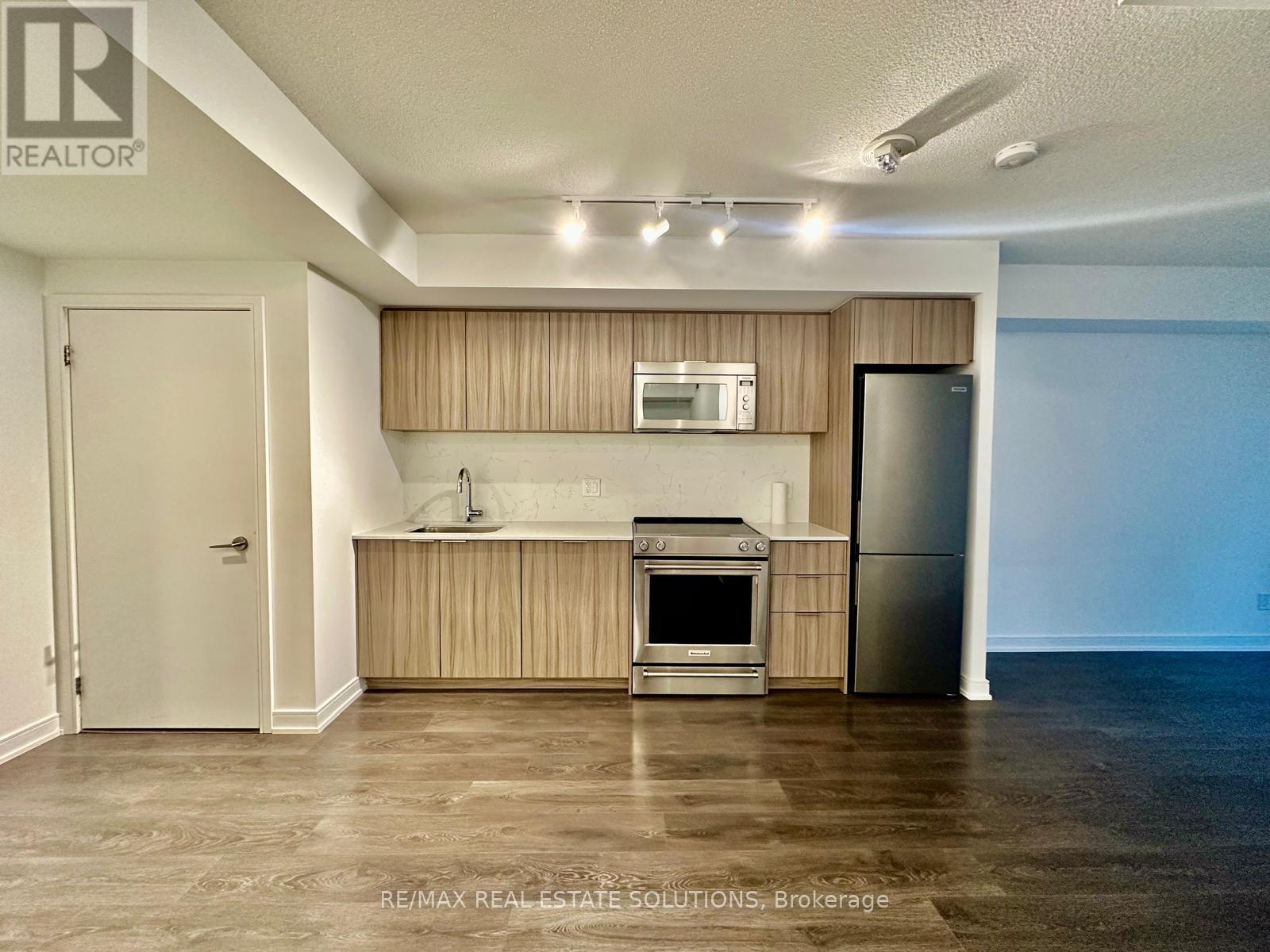 1506 - 30 Samuel Wood Way, Toronto, Ontario  M9B 0C9 - Photo 2 - W12925384