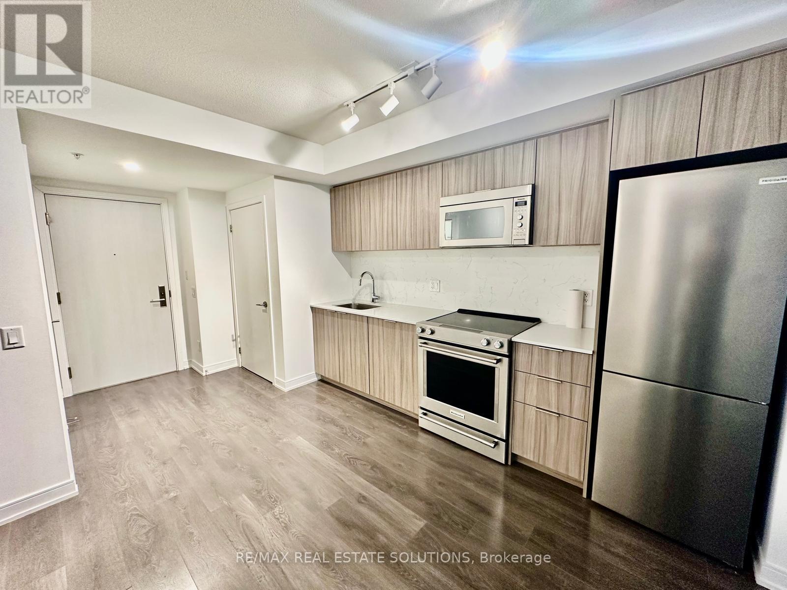 1506 - 30 Samuel Wood Way, Toronto, Ontario  M9B 0C9 - Photo 3 - W12925384