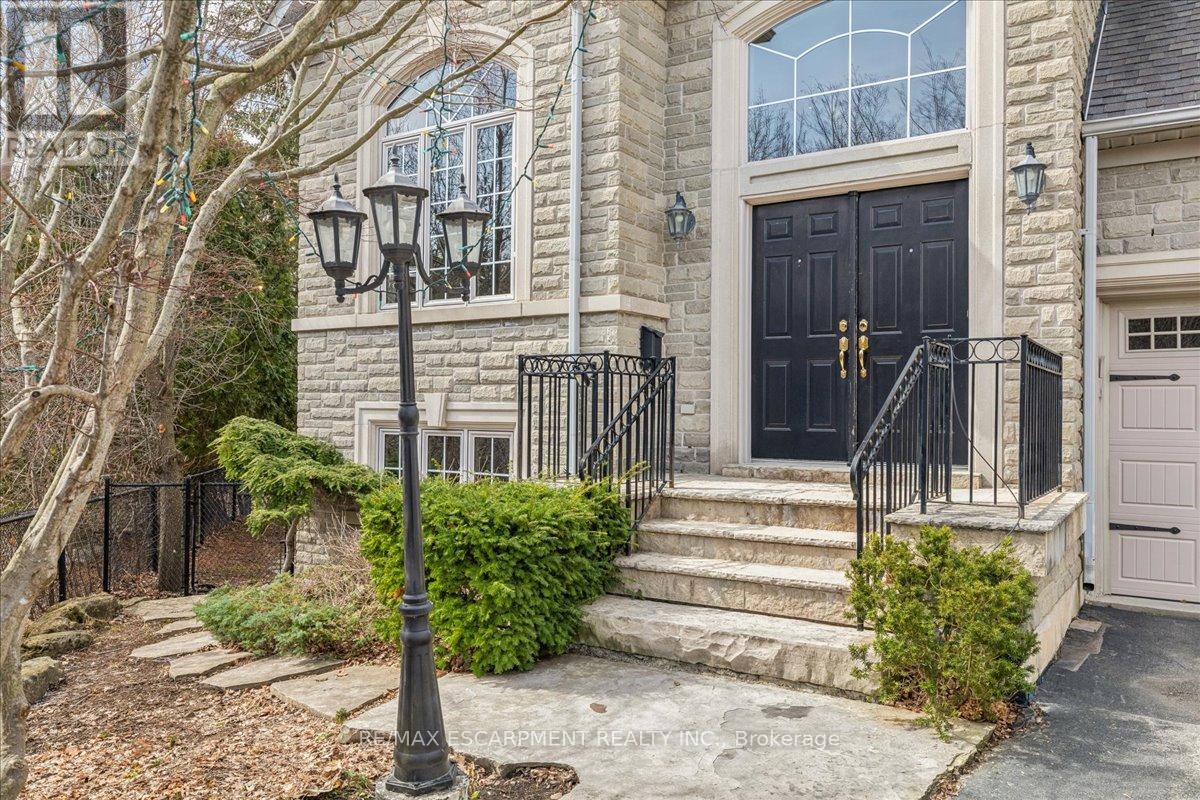 2359 Woodfield Road, Oakville, Ontario  L6H 6Y6 - Photo 2 - W12925458