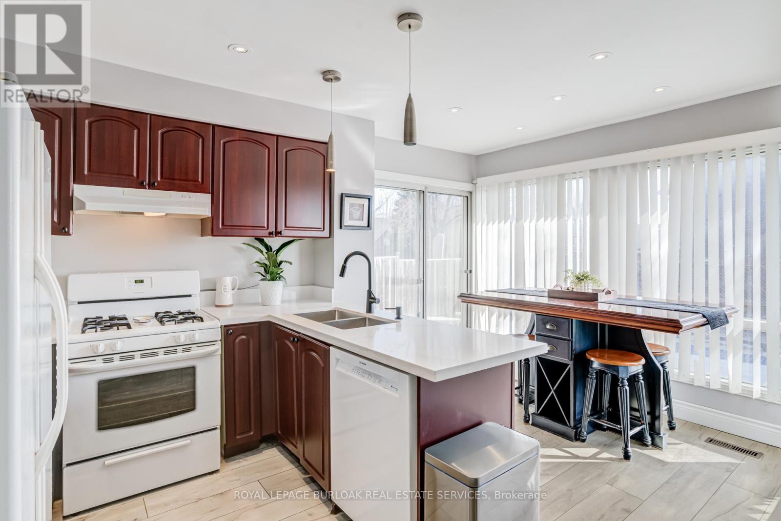 2055 Hunters Wood Drive, Burlington, Ontario  L7M 2T9 - Photo 11 - W12721028