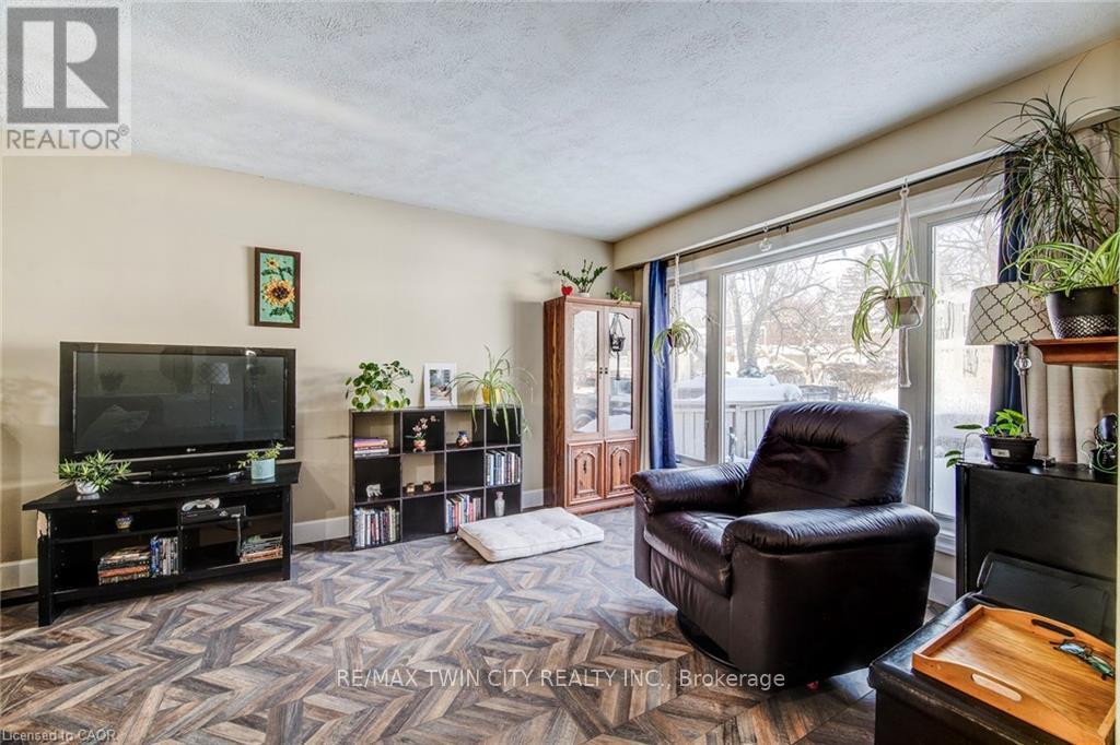 71 Shadeland Crescent, Kitchener, Ontario  N2M 2J1 - Photo 9 - X12846394