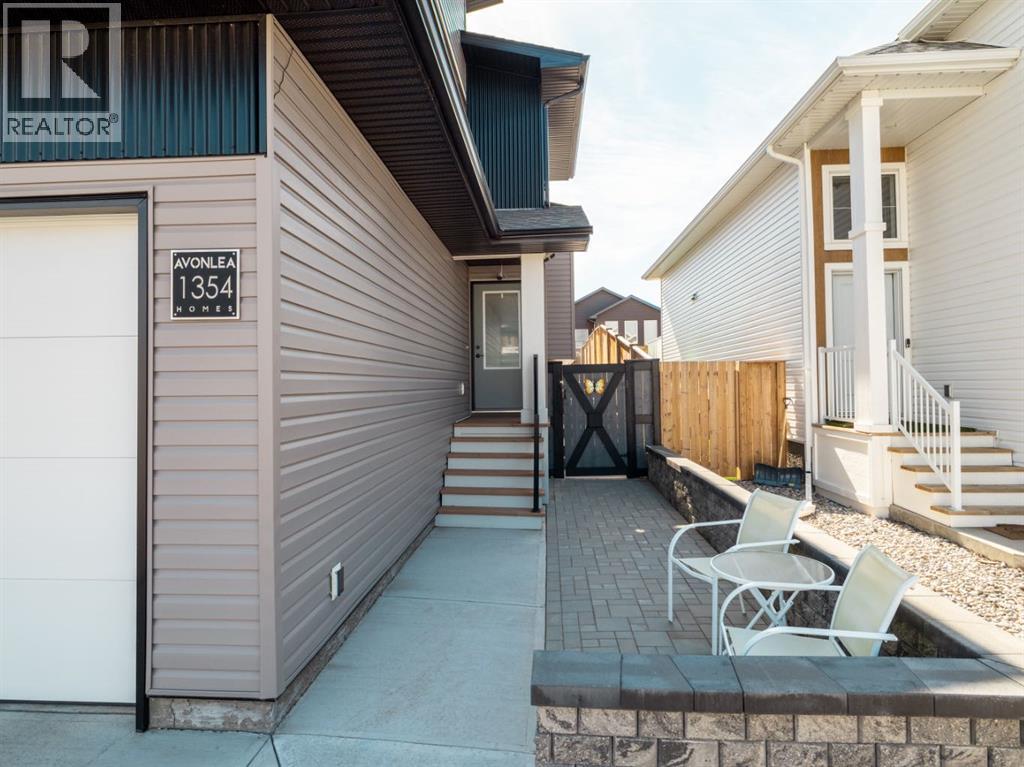 1354 Pacific Circle W, Lethbridge, Alberta  T1J 5V3 - Photo 3 - A2295907