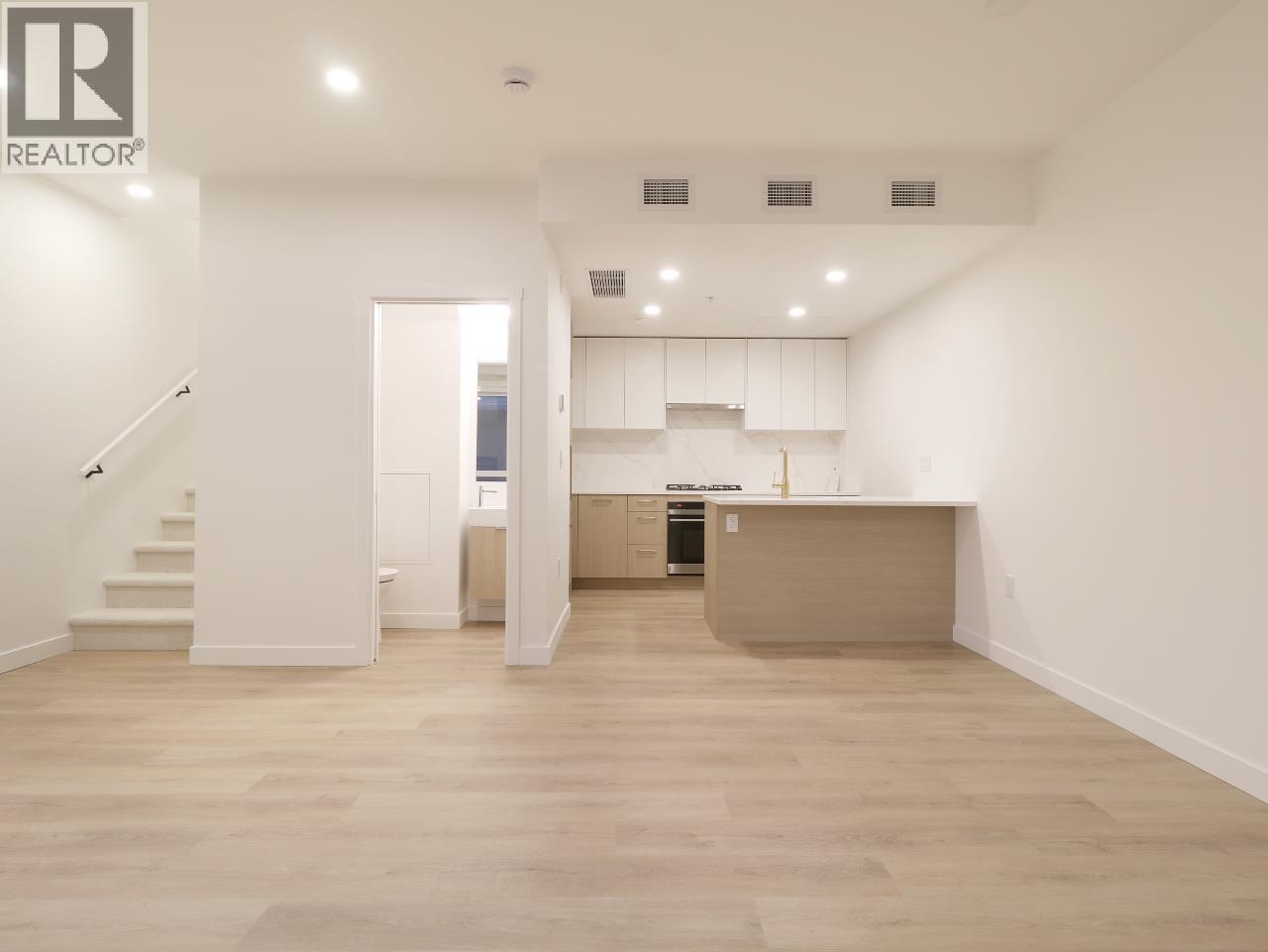 112 390 GUILBY STREET, Coquitlam, British Columbia