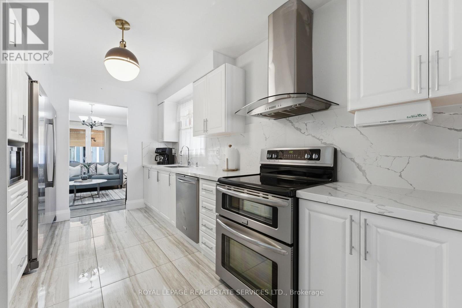 7256 Corrine Crescent, Mississauga, Ontario  L5N 5C1 - Photo 3 - W12925518