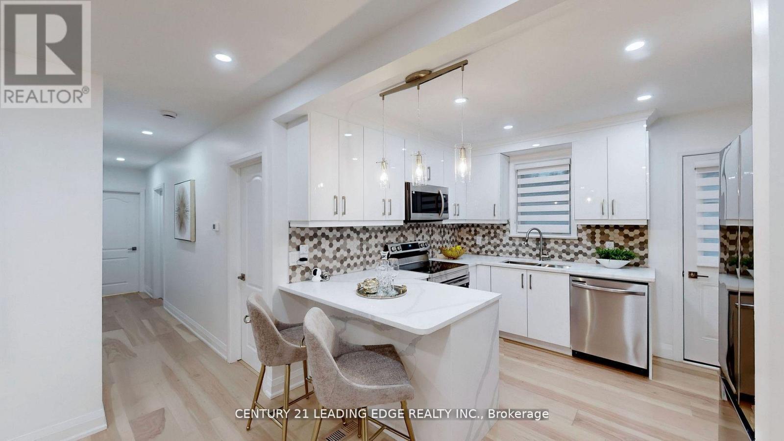 3070 O'hagan Drive, Mississauga, Ontario  L5C 2C5 - Photo 6 - W12925546