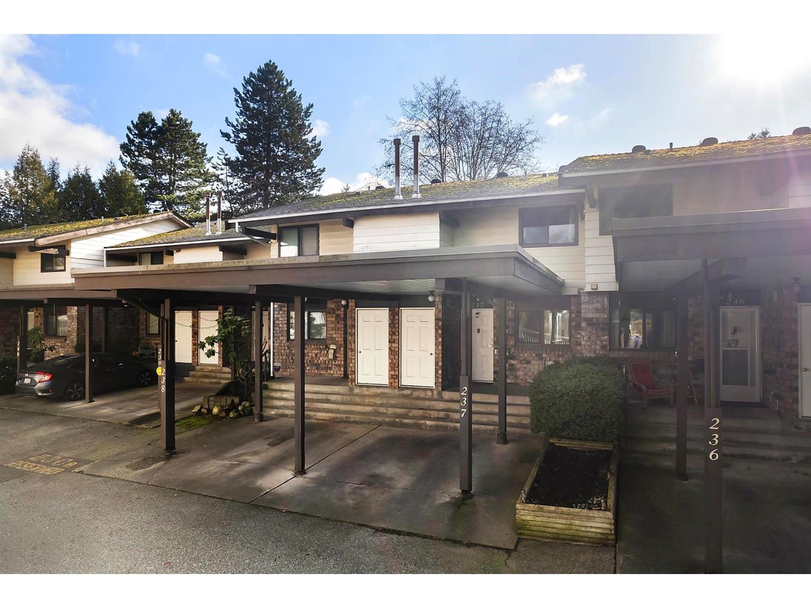 237 7447 140 STREET, Surrey, British Columbia