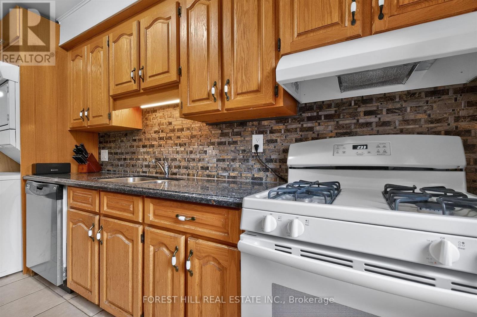 2nd Floor - 416 Palmerston Boulevard, Toronto (Palmerston-Little Italy), Ontario  M6G 2N8 - Photo 14 - C12925824