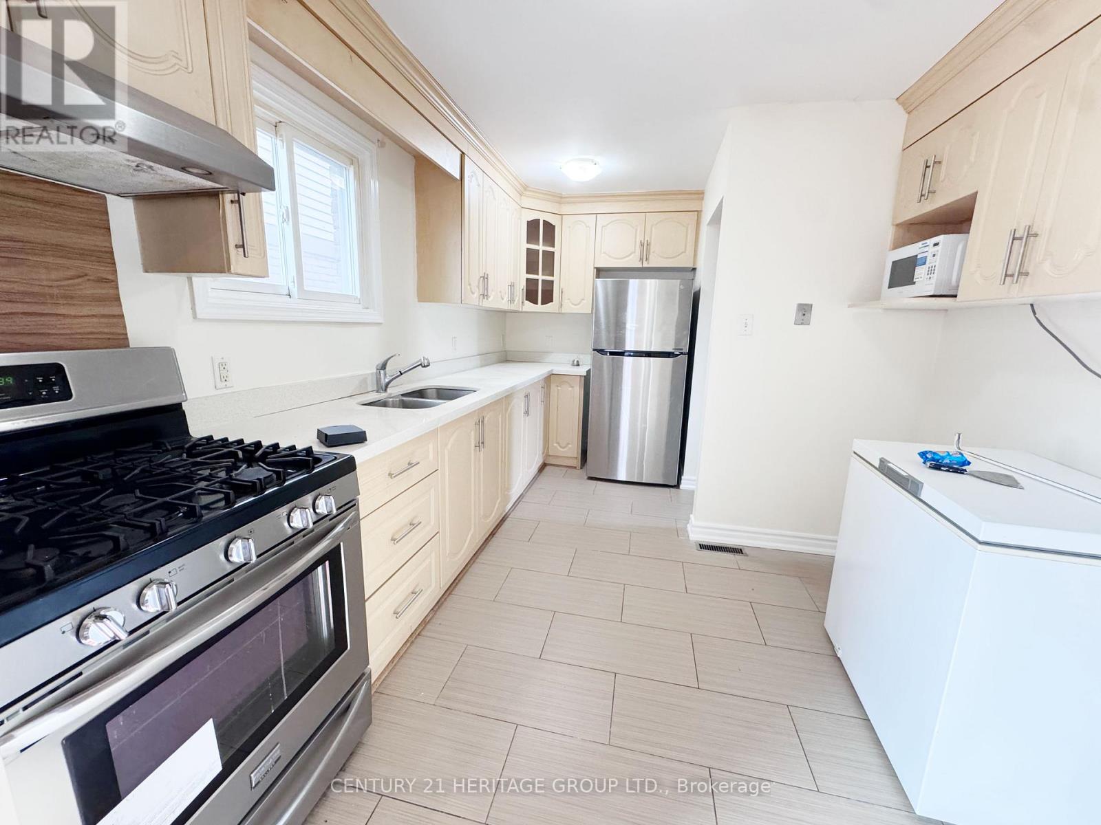 Upper - 1 Muirlands Drive, Toronto, Ontario  M1V 2B3 - Photo 10 - E12925788