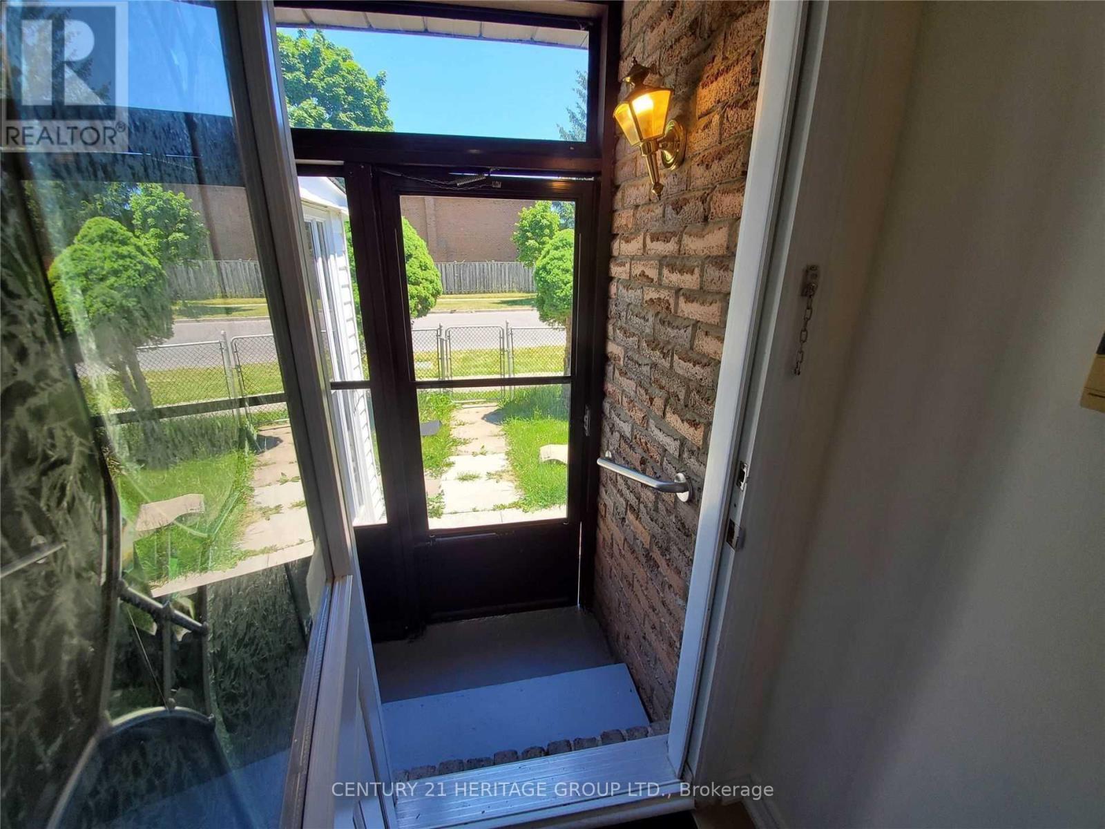 Upper - 1 Muirlands Drive, Toronto, Ontario  M1V 2B3 - Photo 2 - E12925788