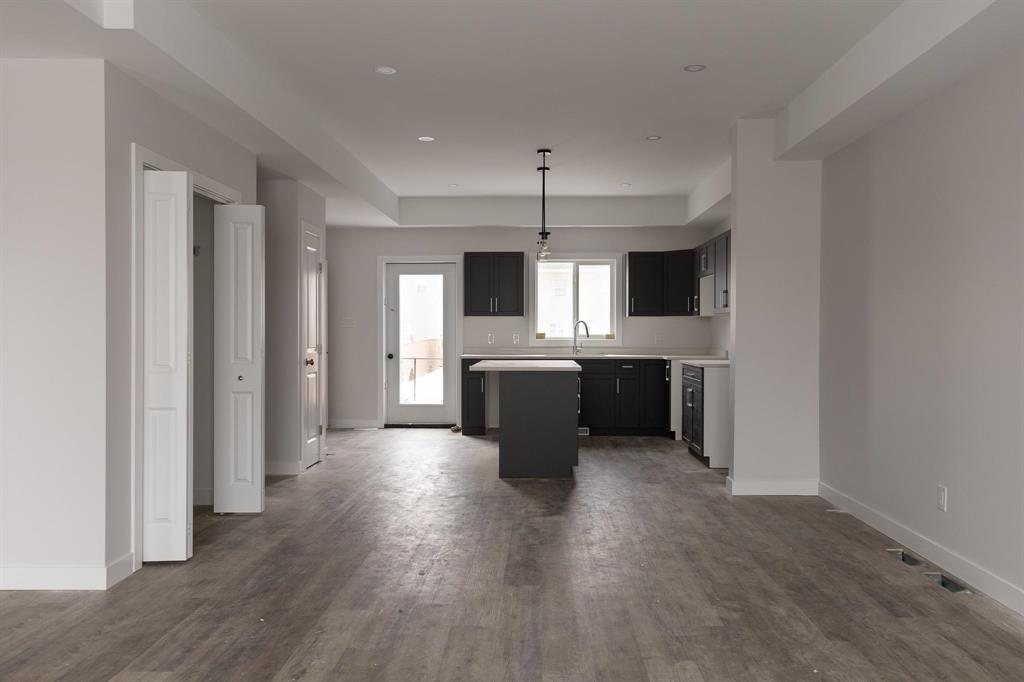 154 Sterling Crescent, Steinbach, Manitoba  R5G 2P9 - Photo 2 - 202603251