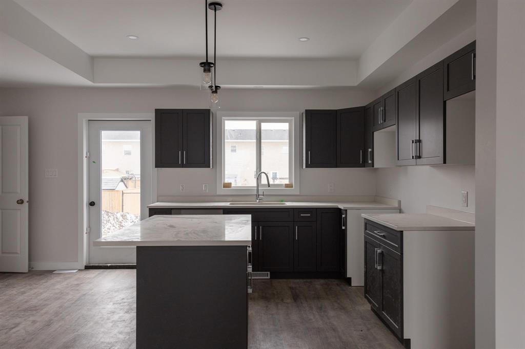 154 Sterling Crescent, Steinbach, Manitoba  R5G 2P9 - Photo 4 - 202603251