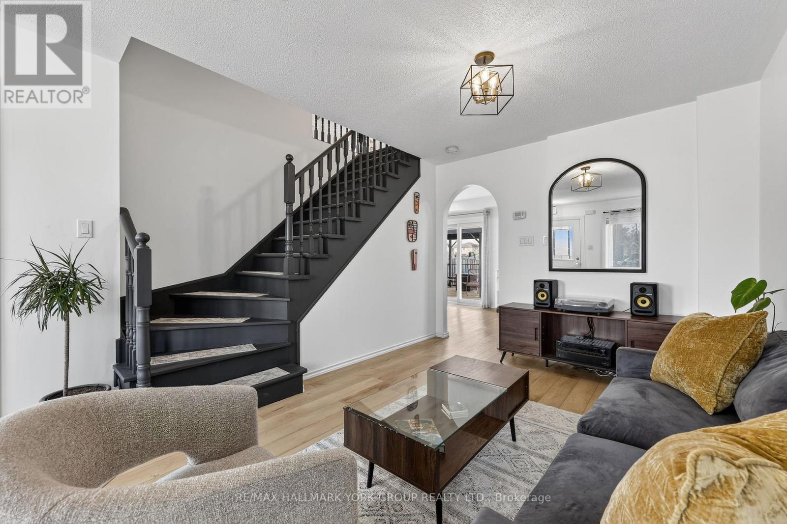 17 Lookout Street, Essa, Ontario  L3W 0C3 - Photo 3 - N12925860