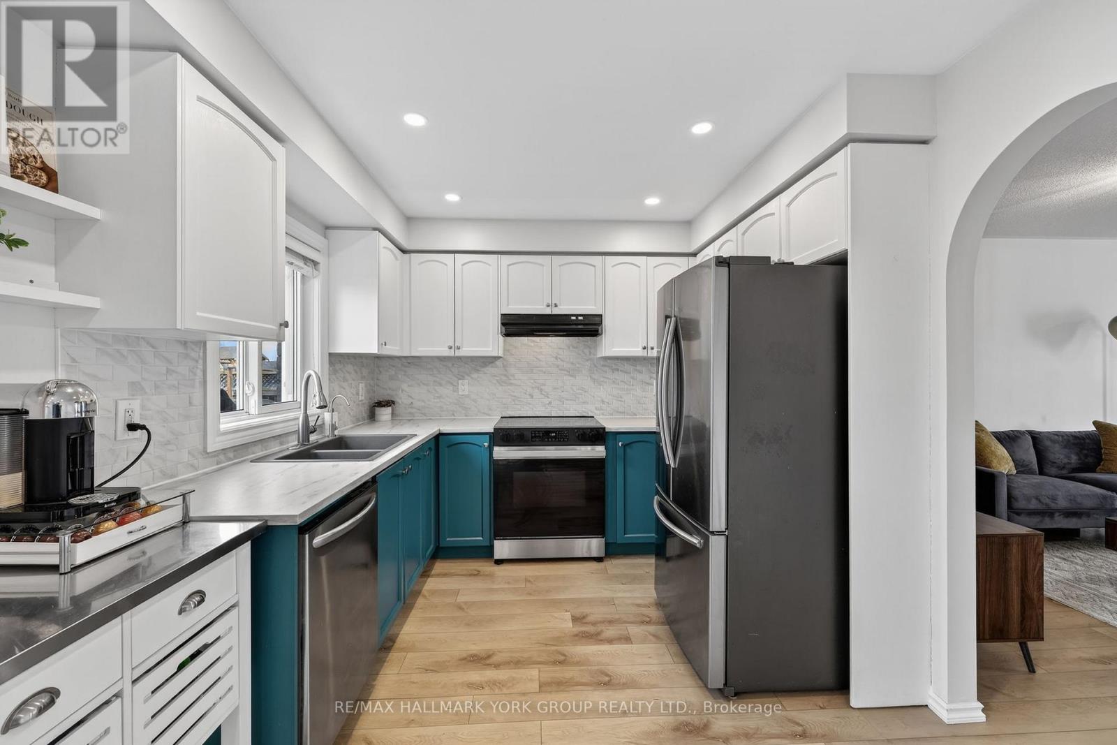 17 Lookout Street, Essa, Ontario  L3W 0C3 - Photo 5 - N12925860