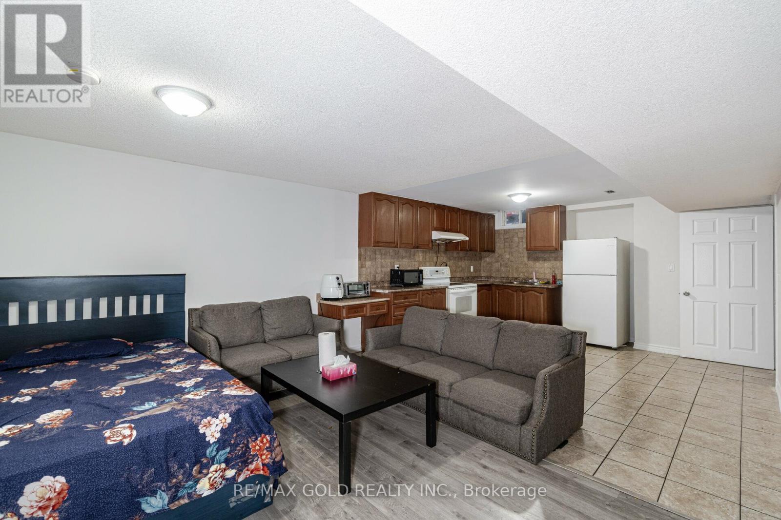 29 Ocean Ridge Drive, Brampton, Ontario  L6R 3K5 - Photo 5 - W12925784