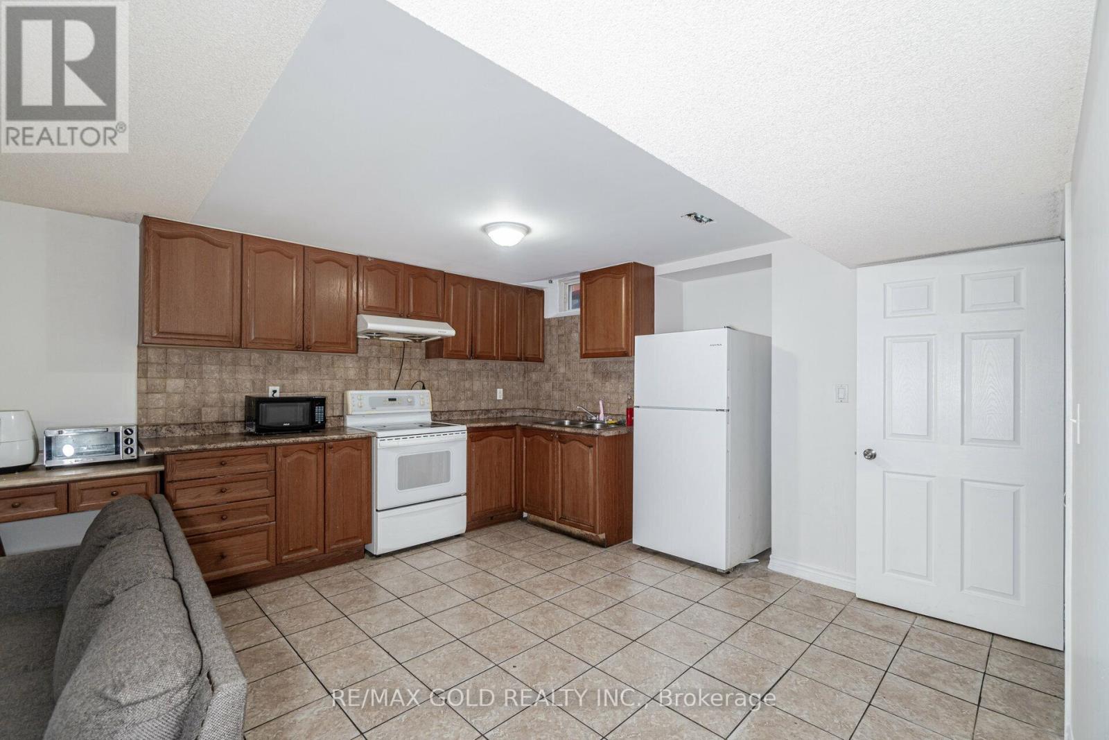 29 Ocean Ridge Drive, Brampton, Ontario  L6R 3K5 - Photo 6 - W12925784