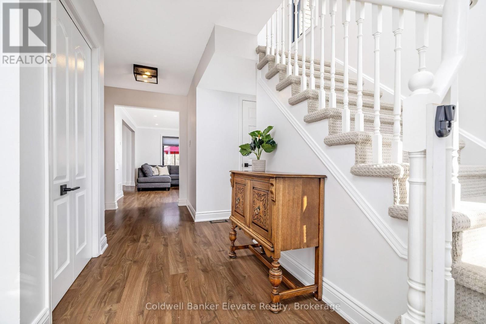 3017 Silverthorn Drive, Oakville, Ontario  L6L 5N4 - Photo 9 - W12925828