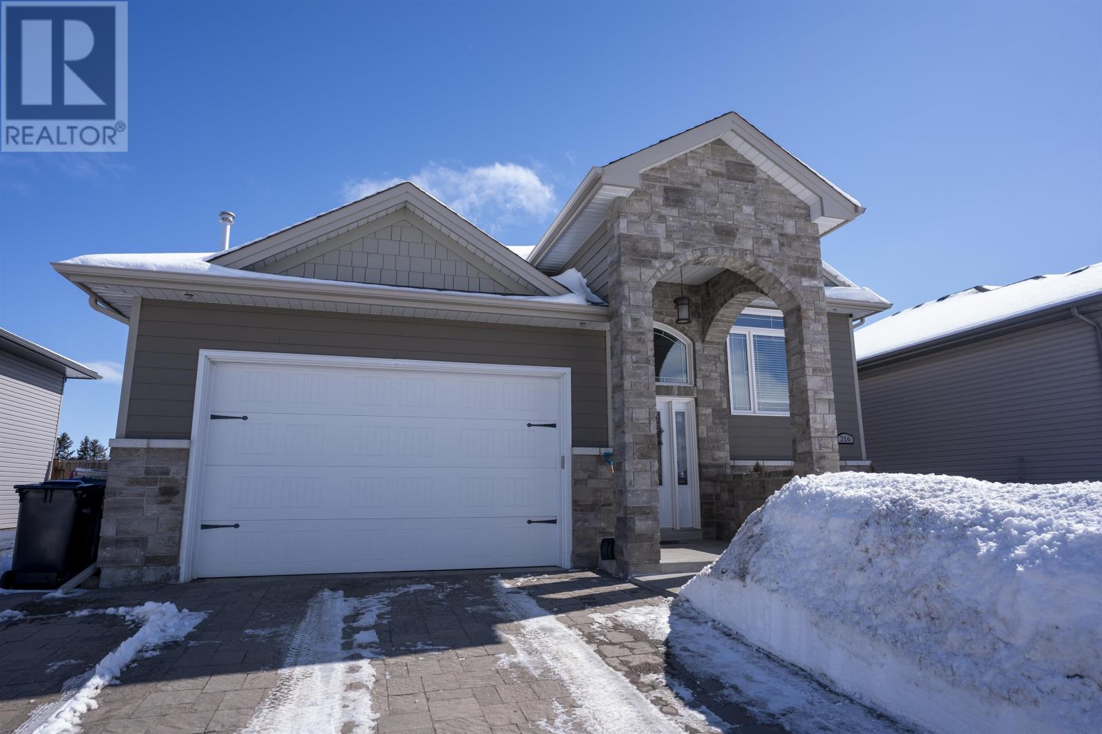 216 Cougar Cres, Thunder Bay, Ontario  P7C 0B2 - Photo 4 - TB2600549