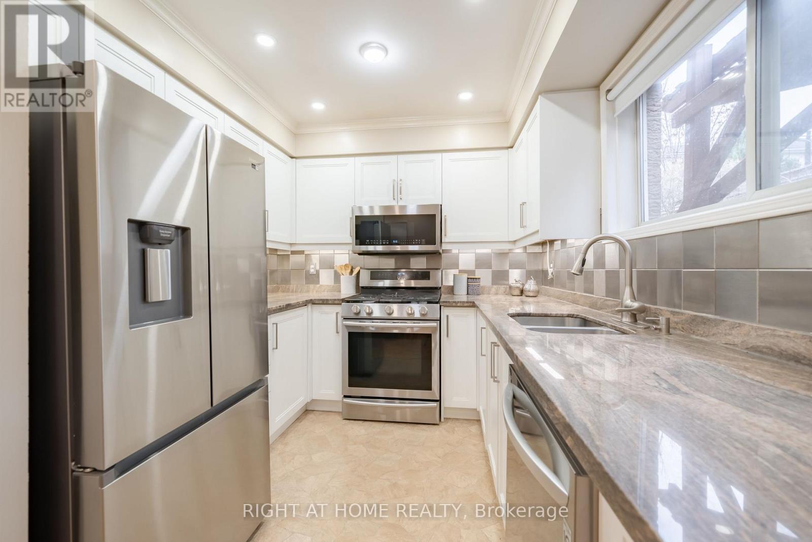 21 - 370 Riddell Court, Newmarket, Ontario  L3Y 8M8 - Photo 10 - N12918240