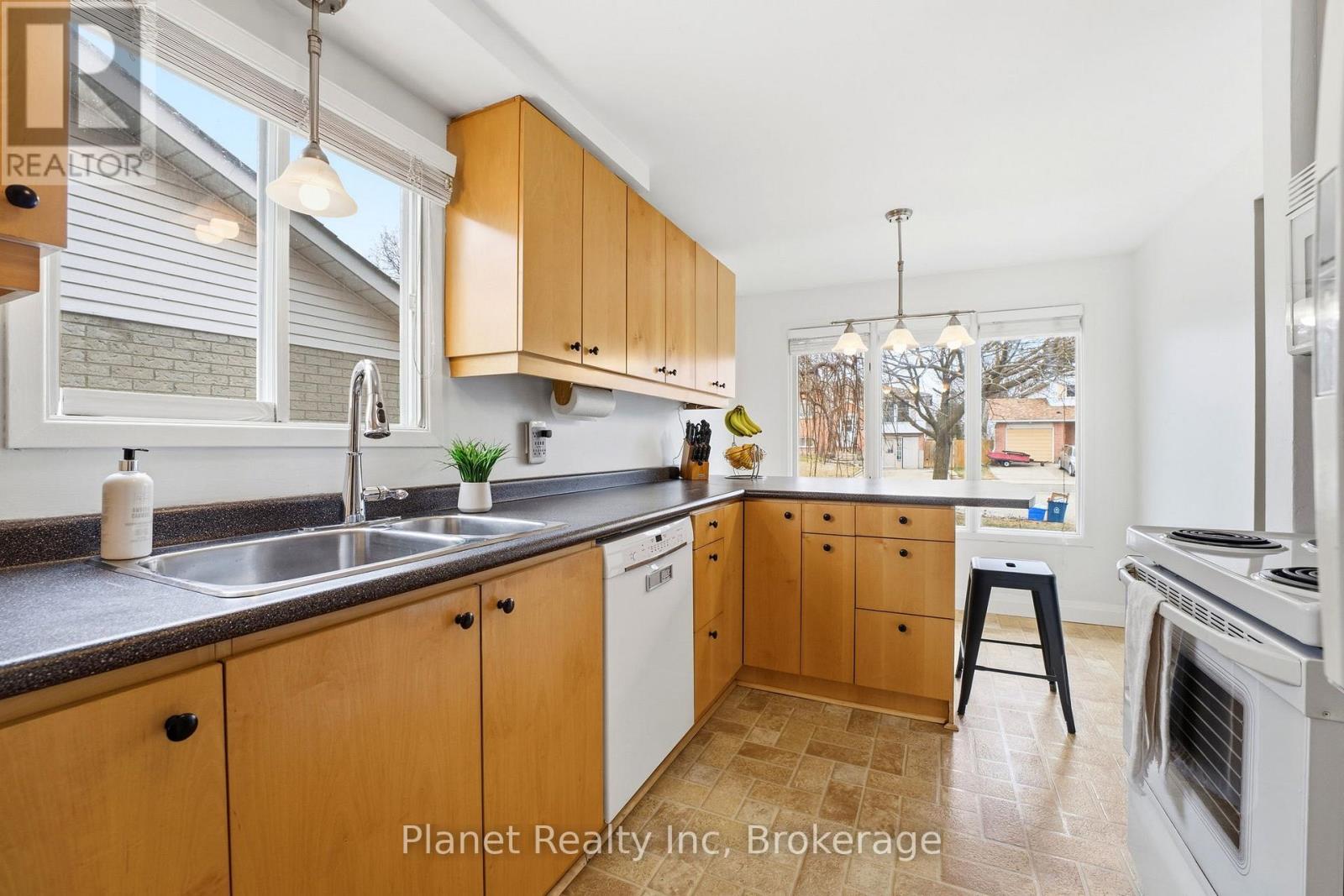 155 Foxhunt Road, Waterloo, Ontario  N2K 2R8 - Photo 4 - X12925946