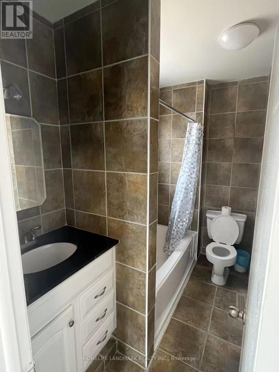 2 - 16 Cartier Crescent, Richmond Hill (Crosby), Ontario  L4C 2N1 - Photo 5 - N12925942