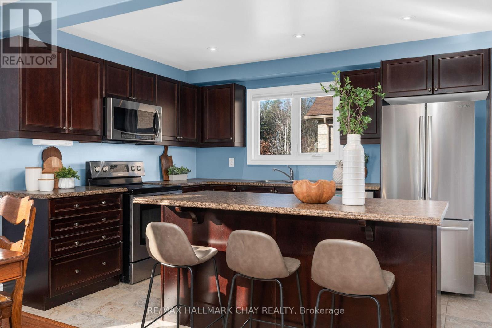 9 Mancini Drive, Essa (Angus), Ontario  L0M 1B1 - Photo 11 - N12926006