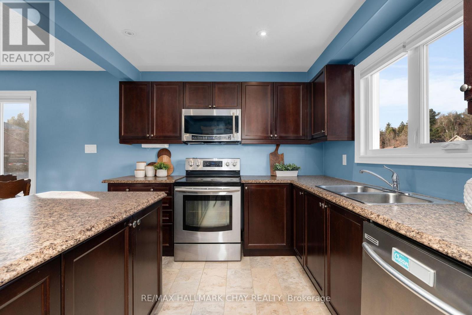 9 Mancini Drive, Essa (Angus), Ontario  L0M 1B1 - Photo 12 - N12926006