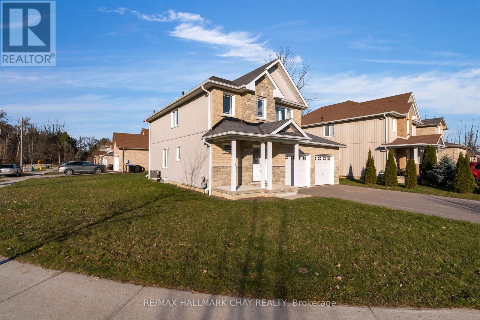 9 Mancini Drive, Essa (Angus), Ontario  L0M 1B1 - Photo 3 - N12926006