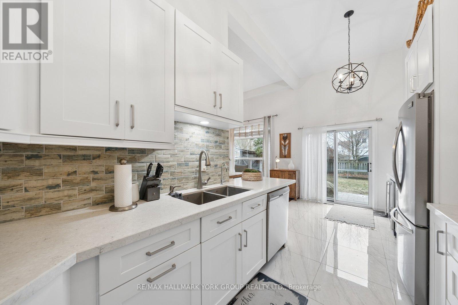 161 Mainprize Crescent, East Gwillimbury, Ontario  L0G 1M0 - Photo 6 - N12926020