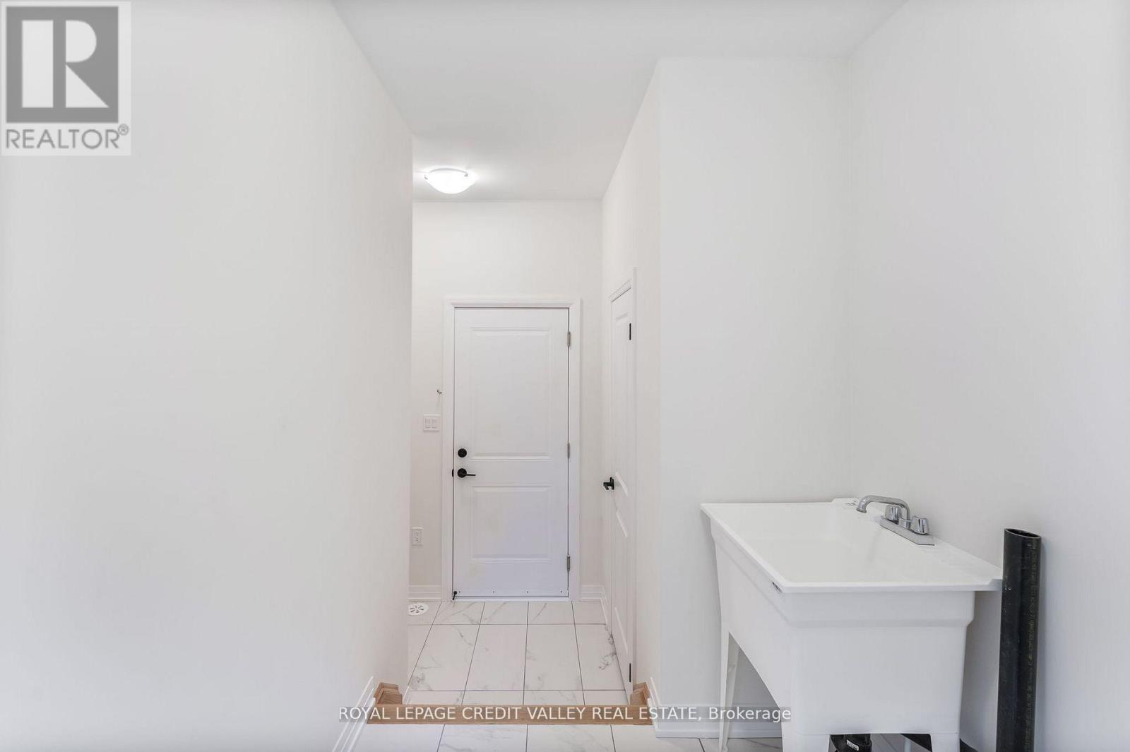 99 Archambault Way, Vaughan (Vellore Village), Ontario  L4L 1A6 - Photo 8 - N12926022