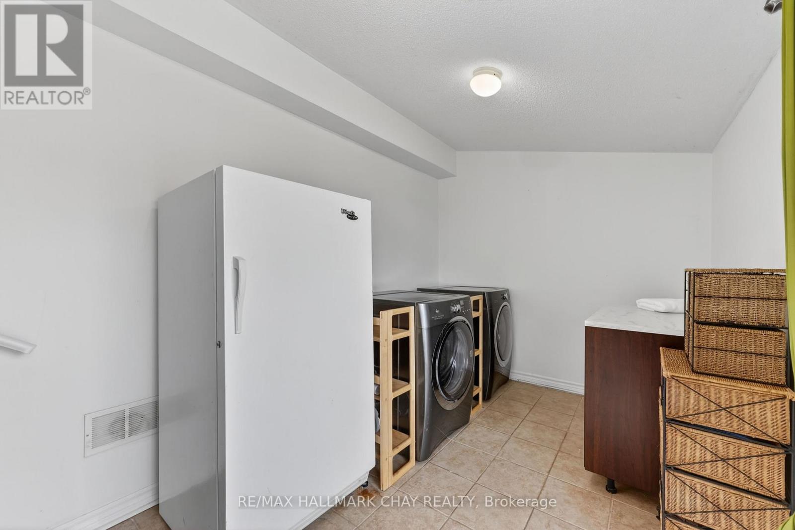 10 Wellington Street, Innisfil, Ontario  L0L 1L0 - Photo 10 - N12926042