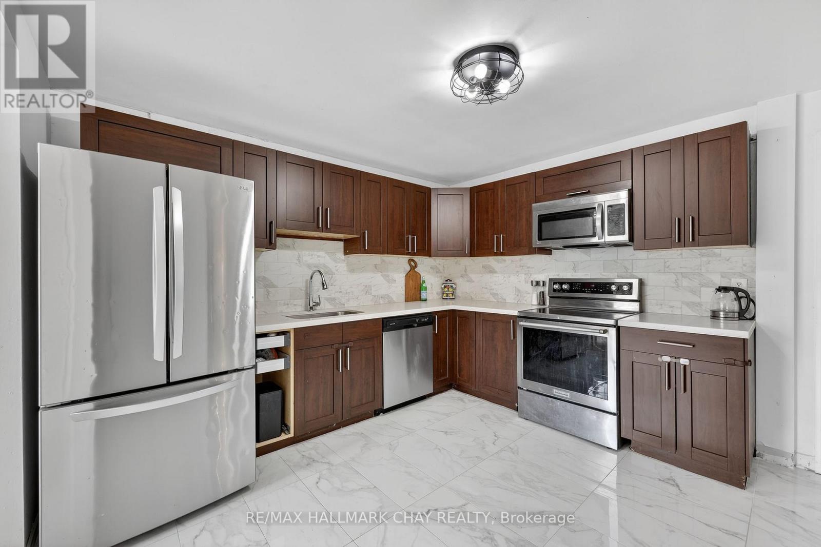 10 Wellington Street, Innisfil, Ontario  L0L 1L0 - Photo 3 - N12926042