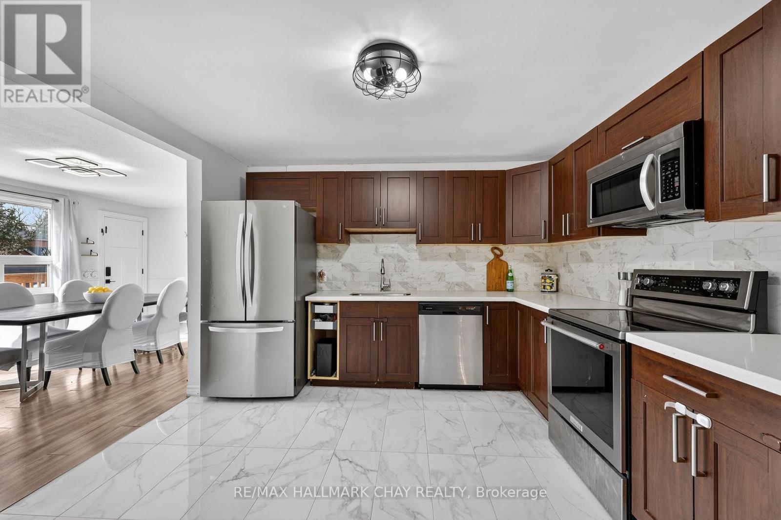 10 Wellington Street, Innisfil, Ontario  L0L 1L0 - Photo 4 - N12926042