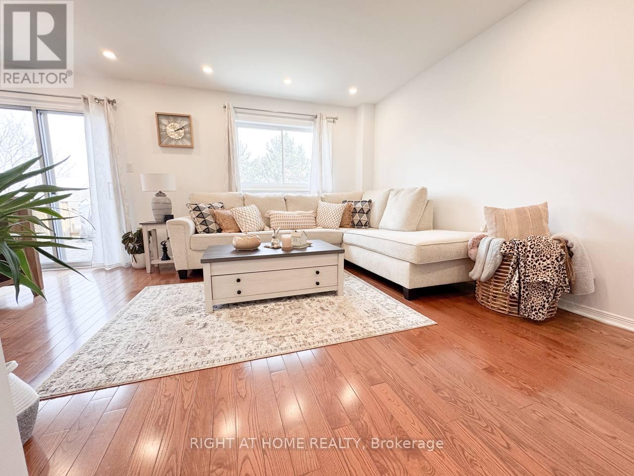 361 Gaston Place, Newmarket (Gorham-College Manor), Ontario  L3Y 8M4 - Photo 3 - N12926070