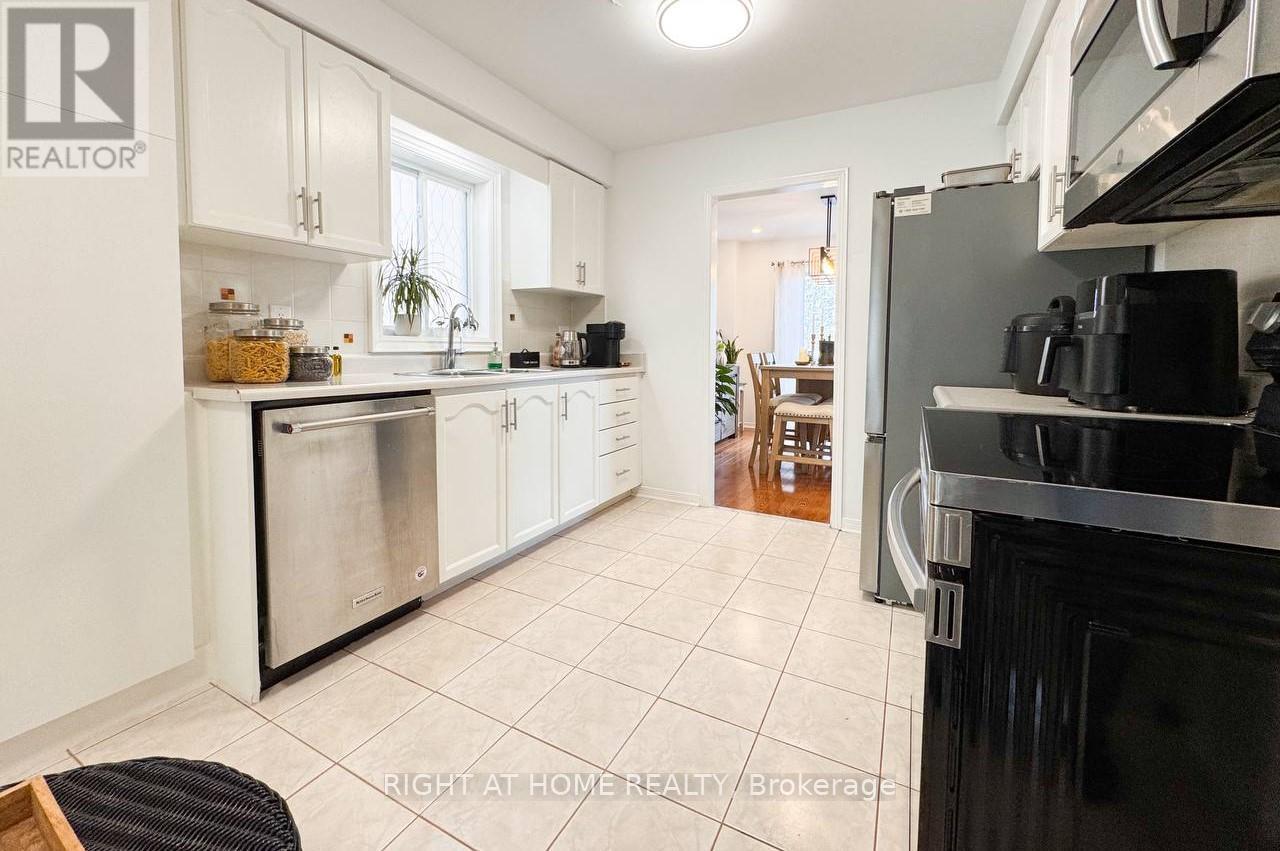 361 Gaston Place, Newmarket (Gorham-College Manor), Ontario  L3Y 8M4 - Photo 4 - N12926070