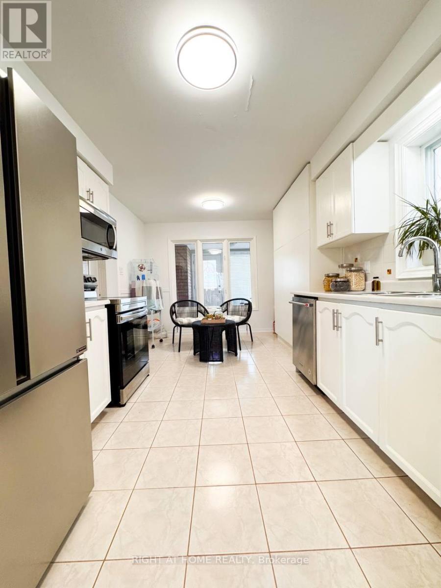 361 Gaston Place, Newmarket (Gorham-College Manor), Ontario  L3Y 8M4 - Photo 5 - N12926070