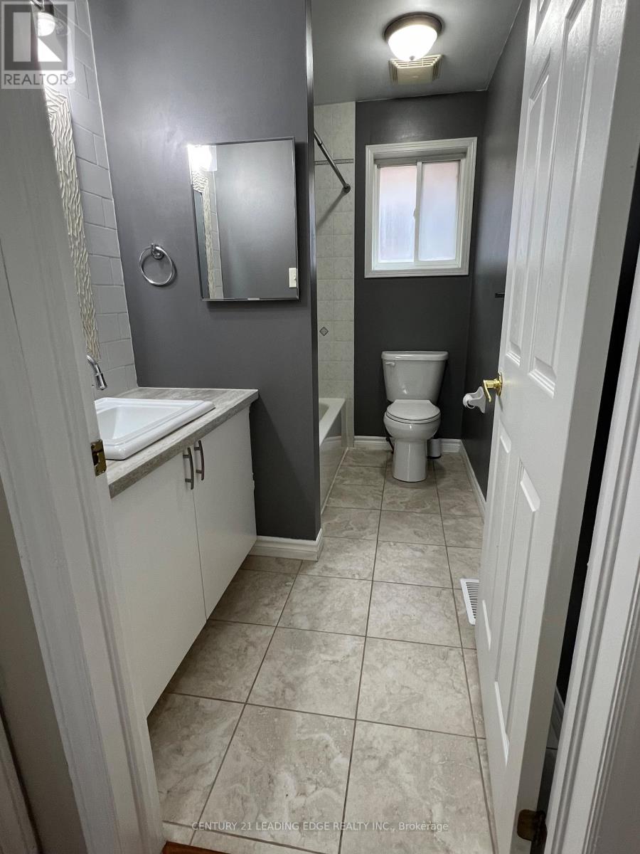 Upper - 23 Dunsmore Lane, Barrie, Ontario  L4M 7A1 - Photo 10 - S12926058