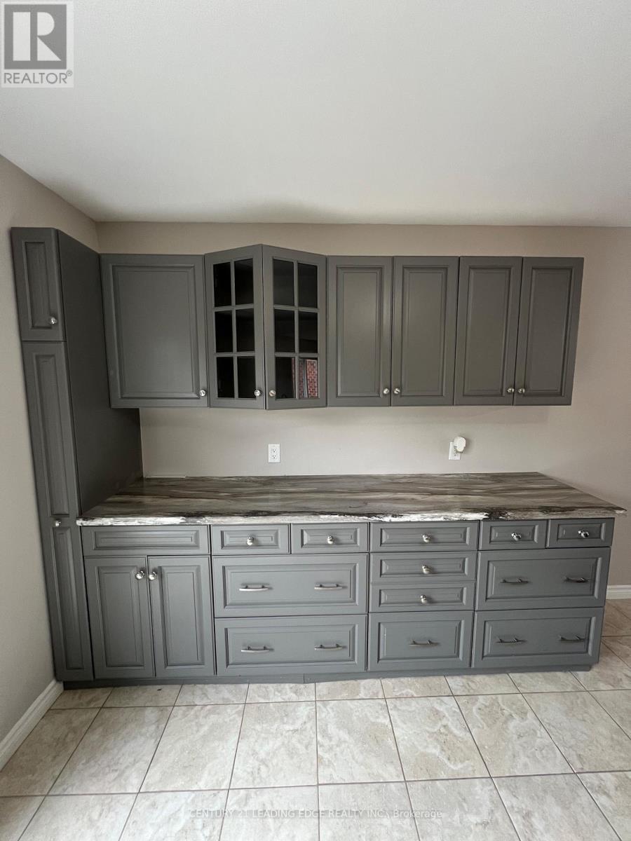 Upper - 23 Dunsmore Lane, Barrie, Ontario  L4M 7A1 - Photo 4 - S12926058