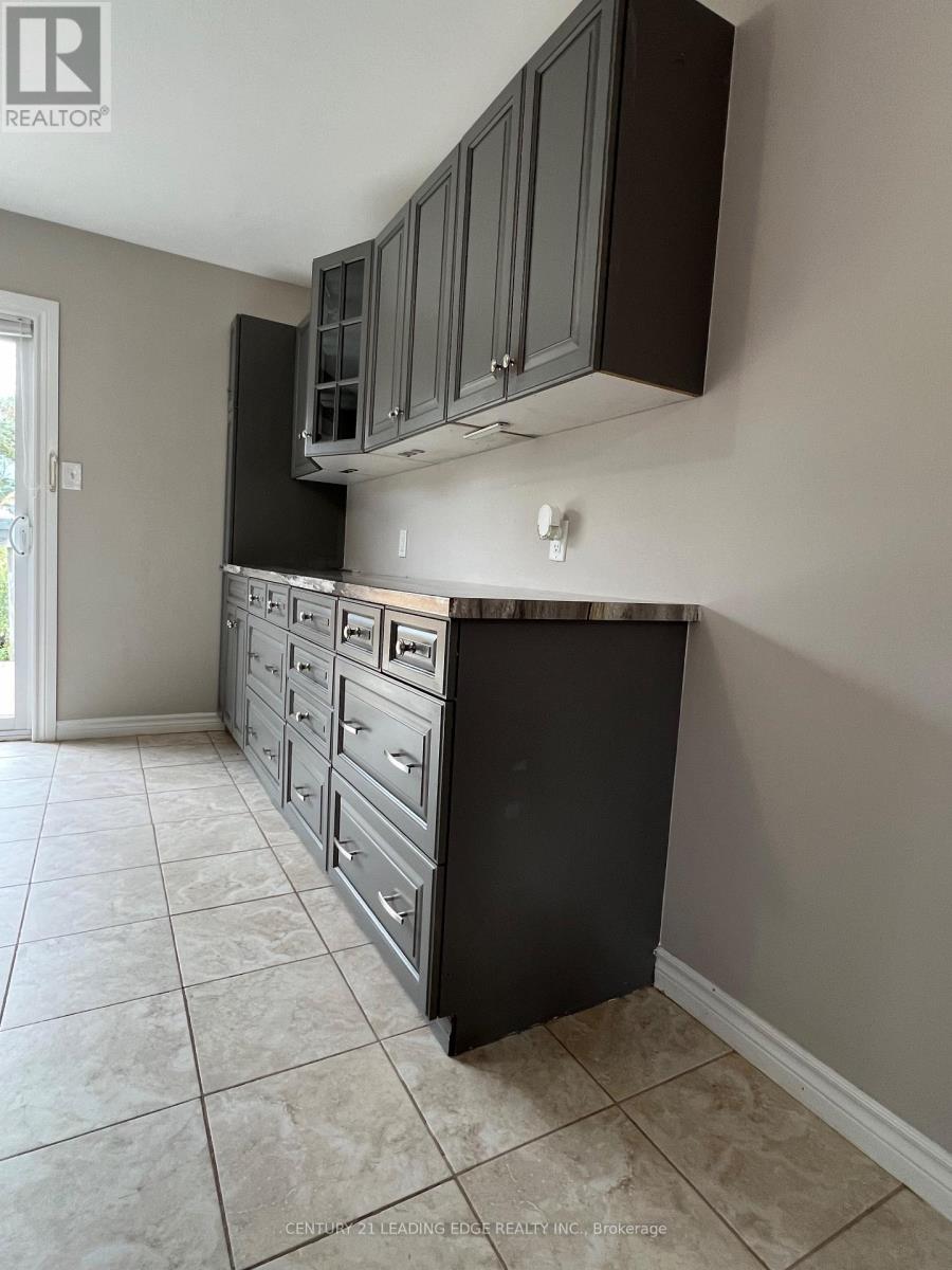 Upper - 23 Dunsmore Lane, Barrie, Ontario  L4M 7A1 - Photo 5 - S12926058